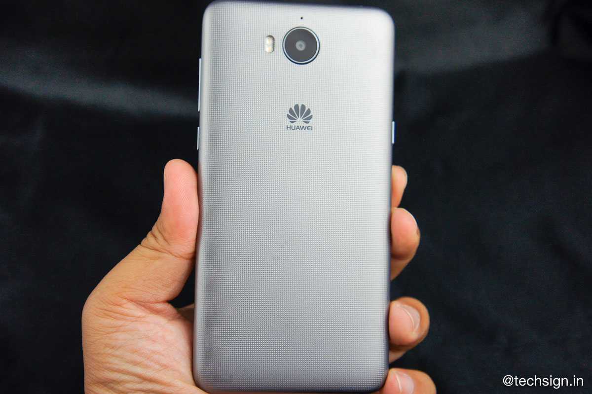 Trên tay nhanh Huawei Y5 2017: nhẹ, chắc chắn, tiện dụng