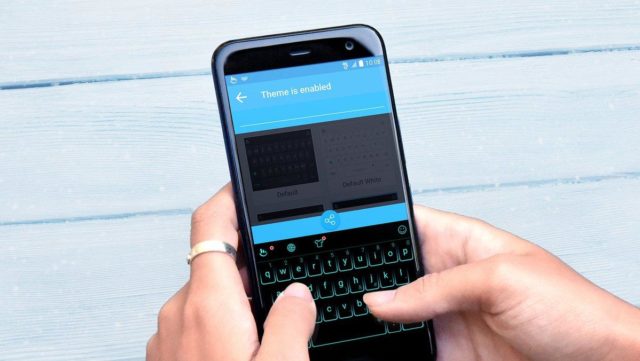 Bàn phím điện thoại HTC xuất hiện quảng cáo