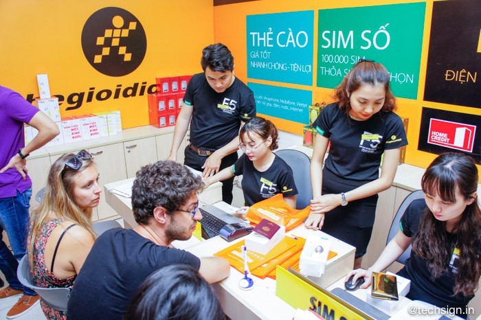 FPT Shop và Thế Giới Di Động nhộn nhịp khách đến mua OPPO F5
