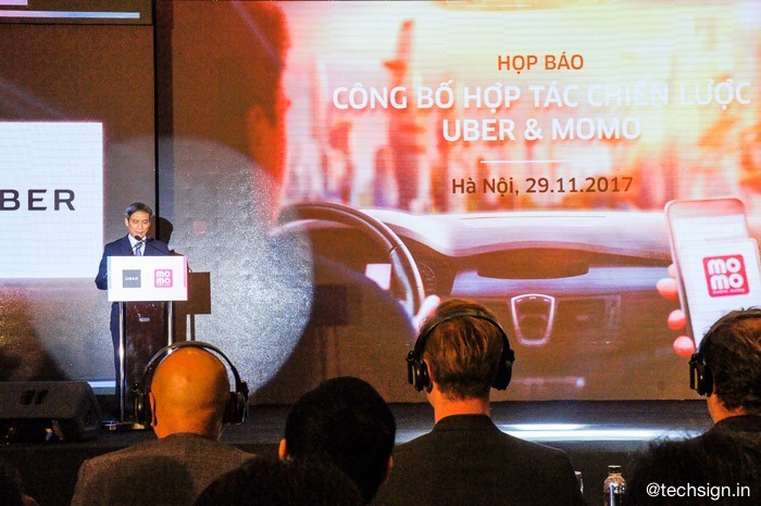 Uber và MoMo hợp tác, tích hợp trả tiền di chuyển bằng ví điện tử