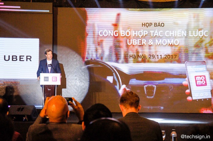 Uber và MoMo hợp tác, tích hợp trả tiền di chuyển bằng ví điện tử