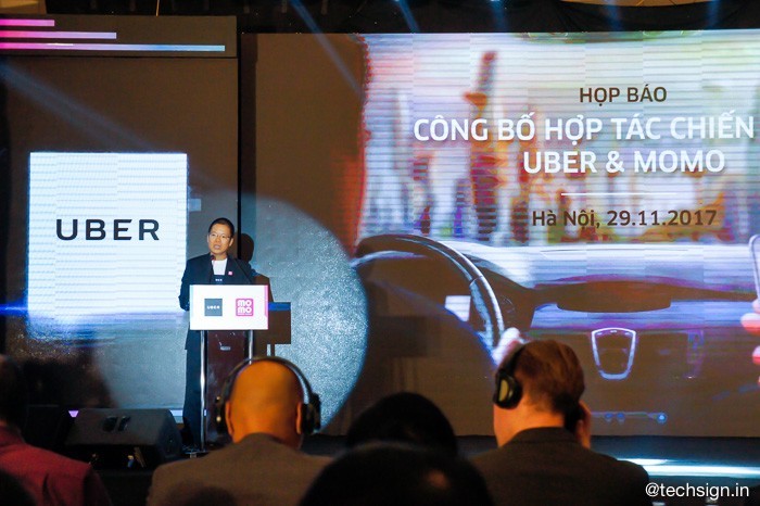 Uber và MoMo hợp tác, tích hợp trả tiền di chuyển bằng ví điện tử