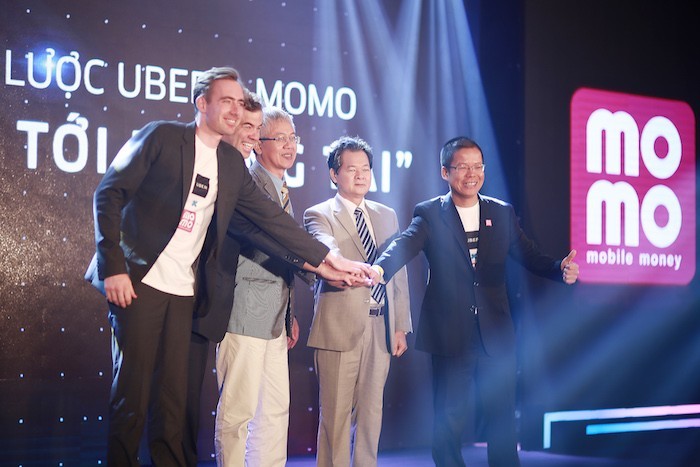 Uber và MoMo hợp tác, tích hợp trả tiền di chuyển bằng ví điện tử