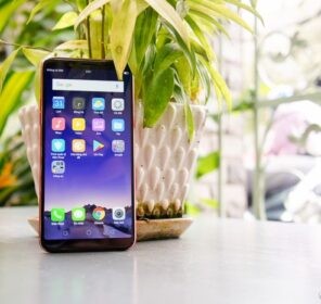 Mở hộp phiên bản OPPO F5 màu đỏ nổi bật, giá không đổi