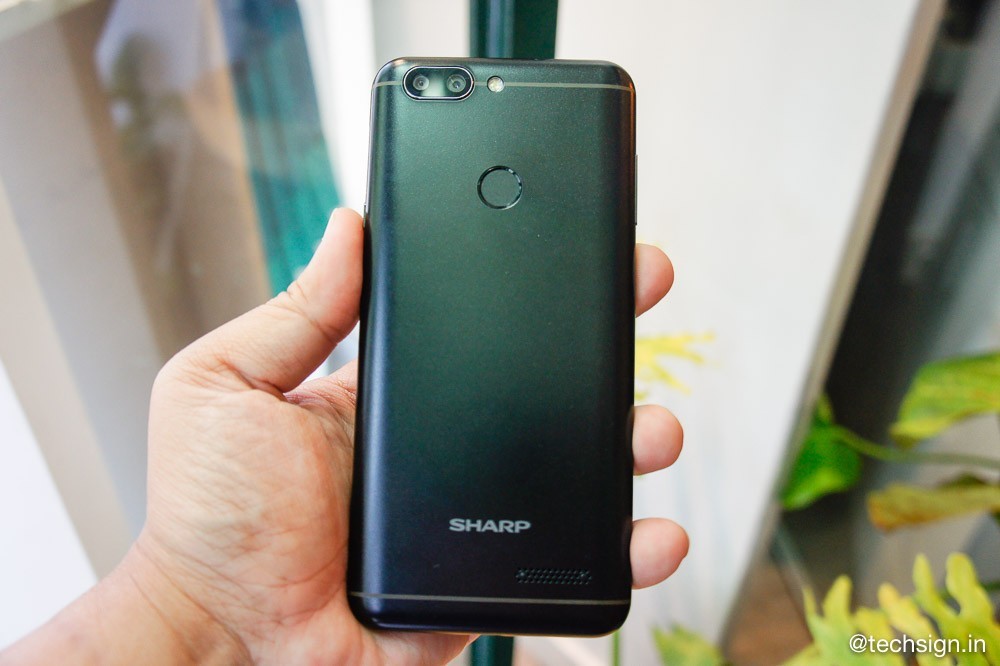 Ảnh trên tay Sharp A2Lite