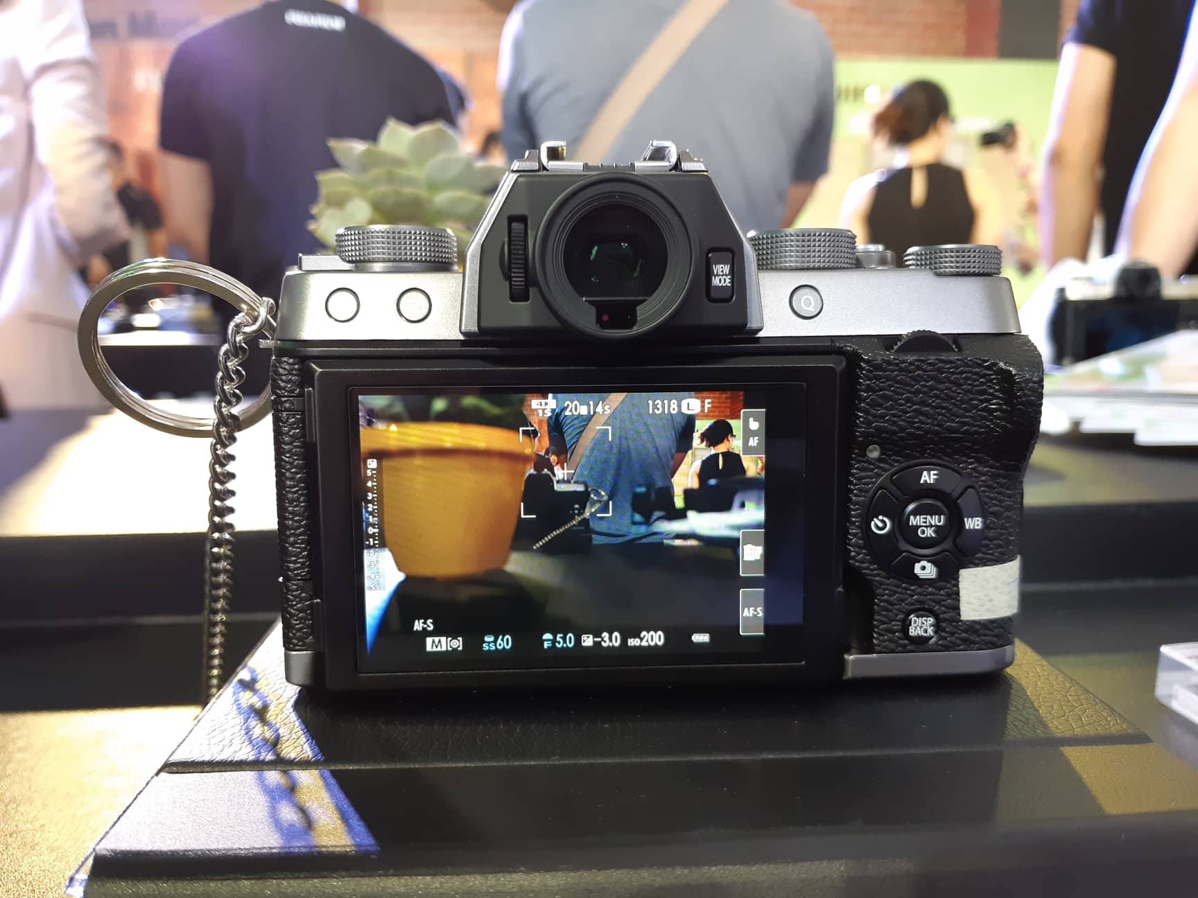 Fujifilm lên kệ máy ảnh mirrorless XT-100, giá 14,49 triệu đồng