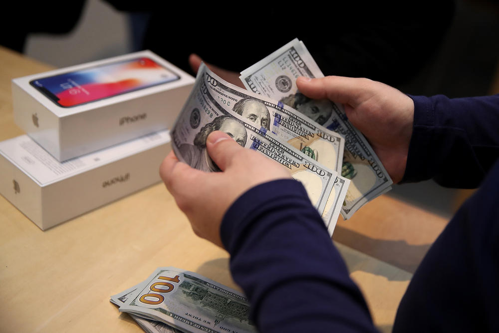 Apple thành công ty Mỹ đầu tiên đạt nghìn tỷ USD