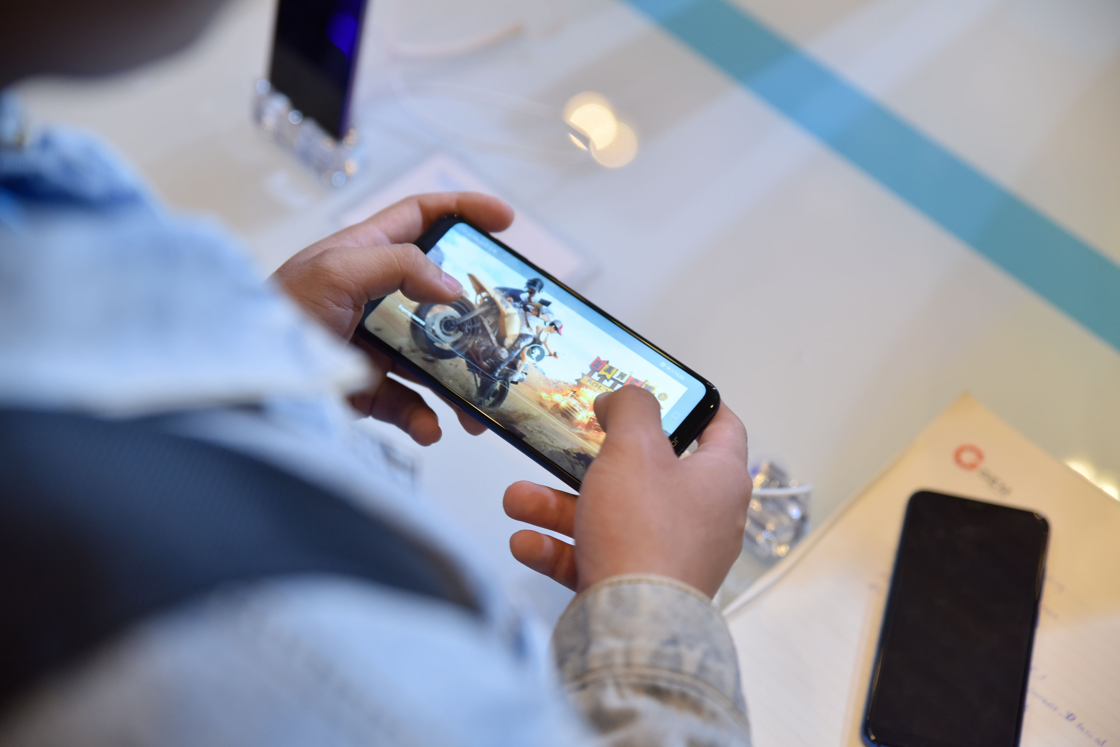 Smartphone chuyên game Honor Play ra mắt, giá 6,99 triệu đồng