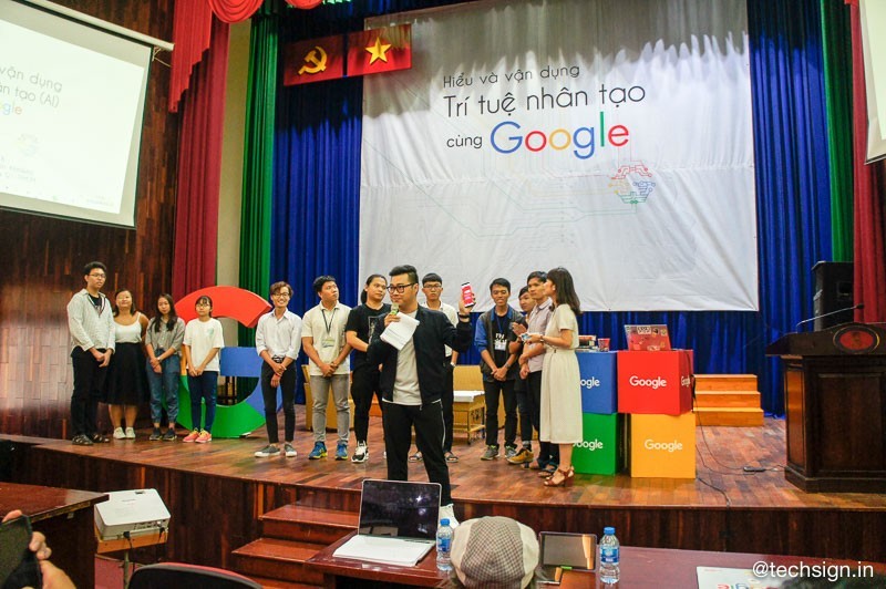 Hàng trăm sinh viên tham dự buổi talkshow về Trí tuệ nhân tạo (AI) cùng Google