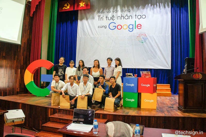 Hàng trăm sinh viên tham dự buổi talkshow về Trí tuệ nhân tạo (AI) cùng Google