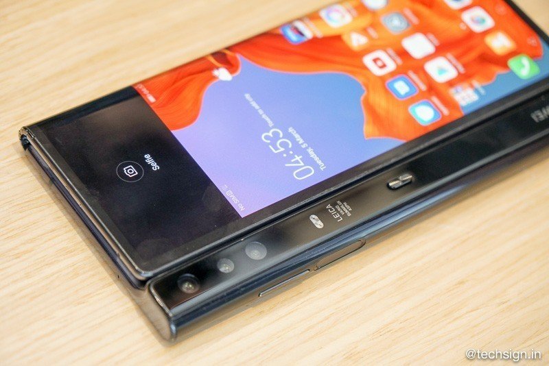 Smartphone màn hình gập Huawei Mate X xuất hiện tại Việt Nam