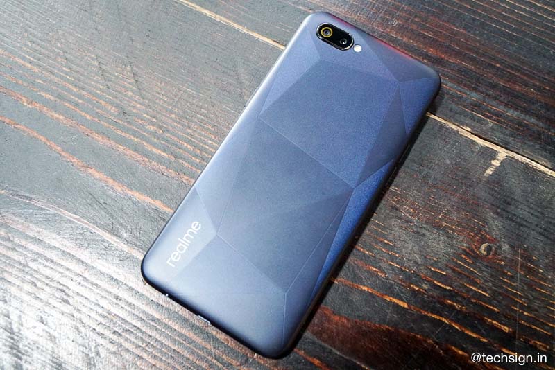 Trên tay Realme C2: vỏ nhựa chống bám vân tay, hai phiên bản cấu hình