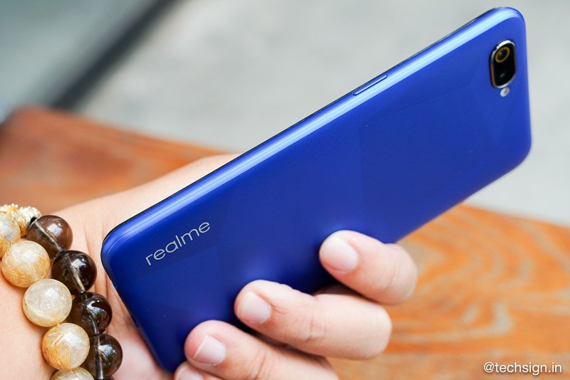 Trên tay Realme C2: vỏ nhựa chống bám vân tay, hai phiên bản cấu hình