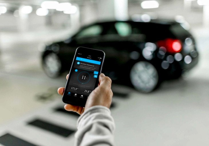 Ứng dụng Mercedes tiết lộ thông tin chủ xe cho người dùng khác