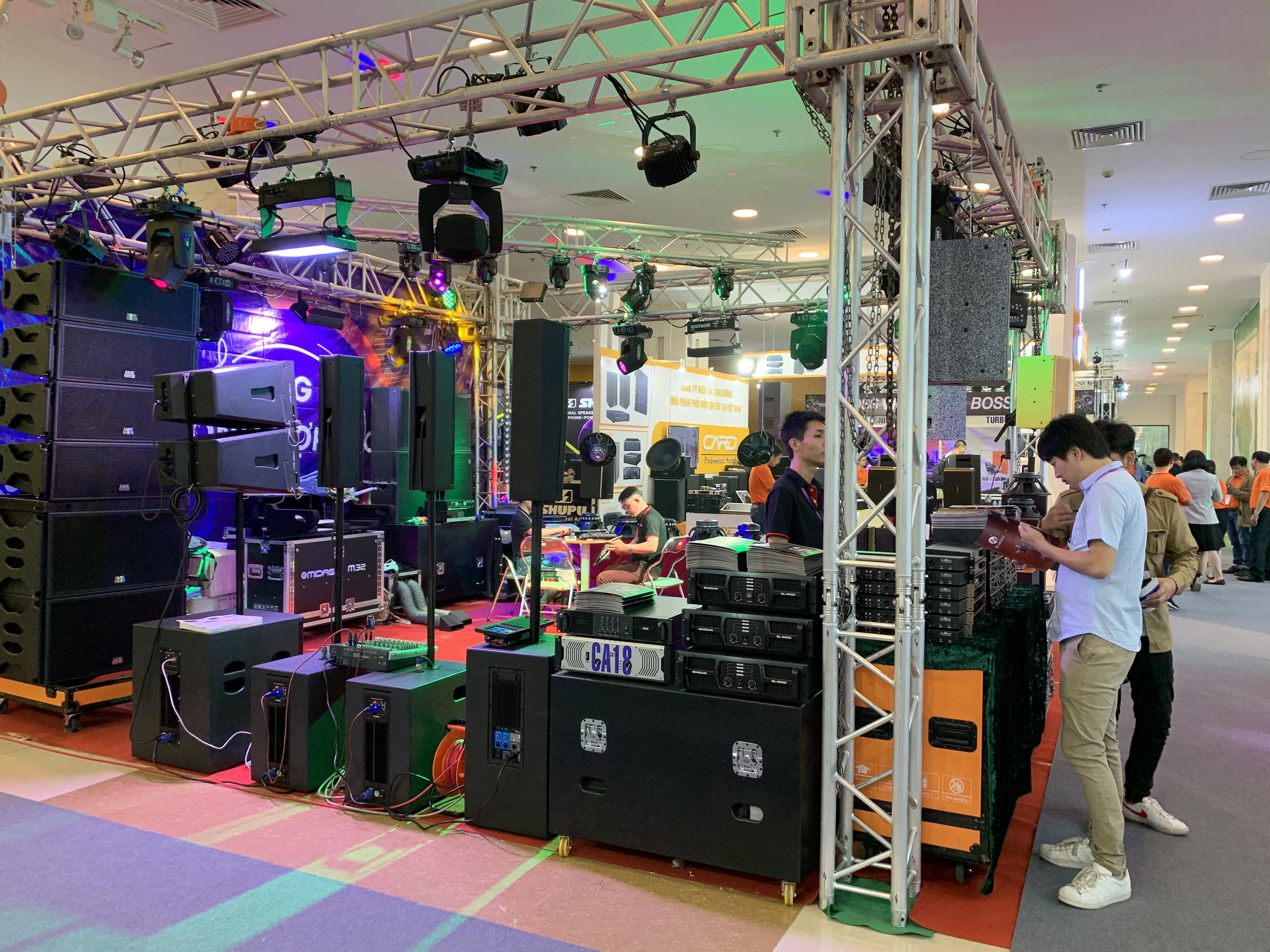 Top 5 thương hiệu thiết bị âm thanh, ánh sáng trình diễn tại PLASE Show Hà Nội
