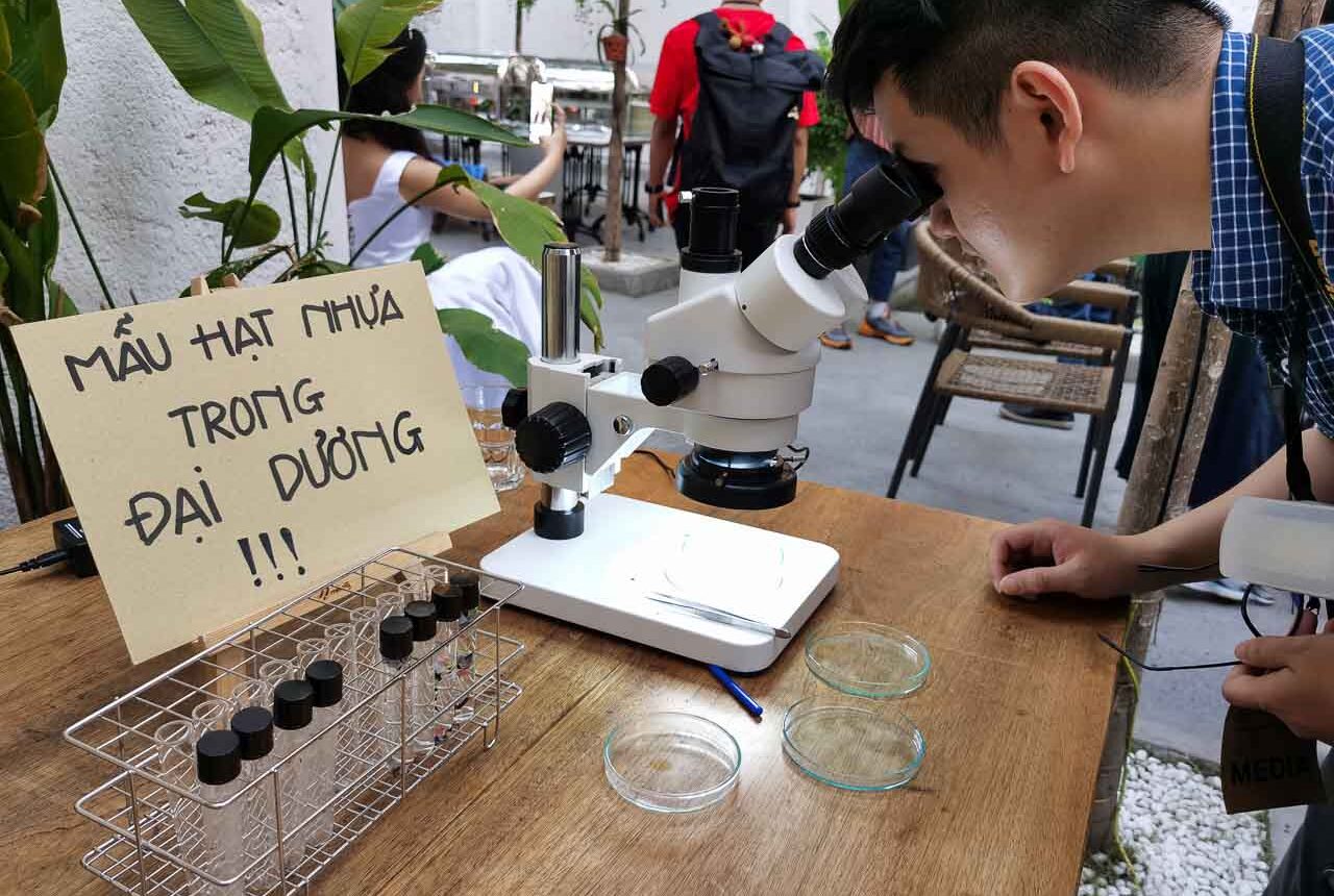 Khu vực trang bị kính hiển vi để nhìn những vi hạt nhựa lẫn trong cát