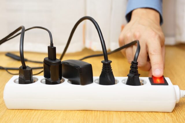 Cắm sạc liên tục khi không sử dụng lãng phí bao nhiêu điện?