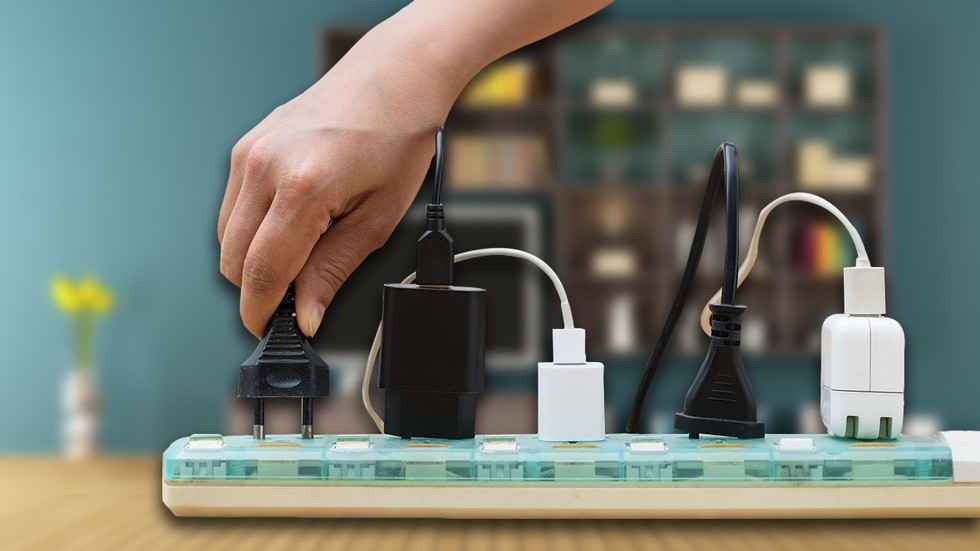 Cắm sạc liên tục khi không sử dụng lãng phí bao nhiêu điện?