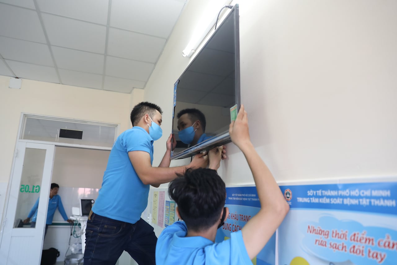 Asanzo trang bị 20 Smart TV 40 inch hỗ trợ điều trị Covid-19