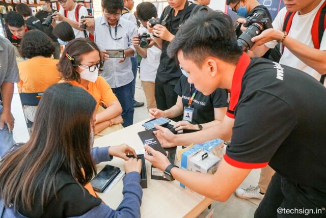 Sáng nay, FPT Shop giao bộ ba smartphone Samsung Galaxy S20