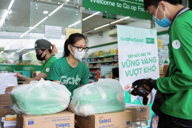 Grab trao tặng gần 80 tấn gạo và 8.000 thùng mì gói, hỗ trợ đối tác tài xế vượt qua khó khăn trong dịch COVID-19 Grab trao tặng gần 80 tấn gạo và 8.000 thùng mì gói, hỗ trợ đối tác tài xế vượt qua khó khăn trong dịch COVID-19