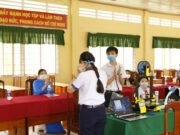 Học sinh Việt Nam in 3D thiết bị hỗ trợ đeo khẩu trang cho nhân viên y tế, học vận hành máy trợ thở