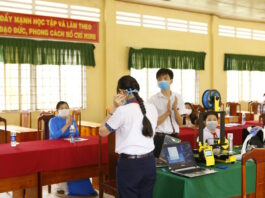 Học sinh Việt Nam in 3D thiết bị hỗ trợ đeo khẩu trang cho nhân viên y tế, học vận hành máy trợ thở