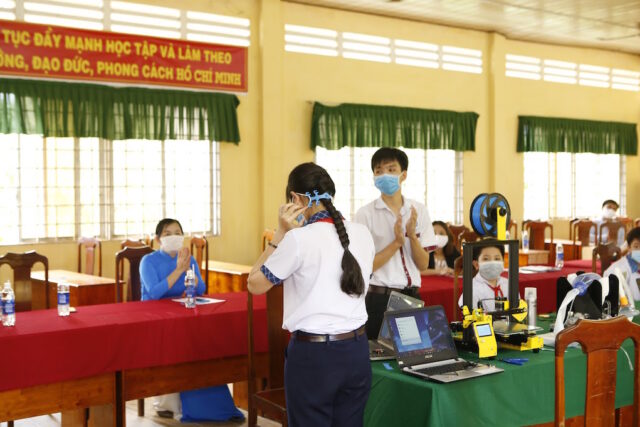 Học sinh Việt Nam in 3D thiết bị hỗ trợ đeo khẩu trang cho nhân viên y tế, học vận hành máy trợ thở Học sinh Việt Nam in 3D thiết bị hỗ trợ đeo khẩu trang cho nhân viên y tế, học vận hành máy trợ thở