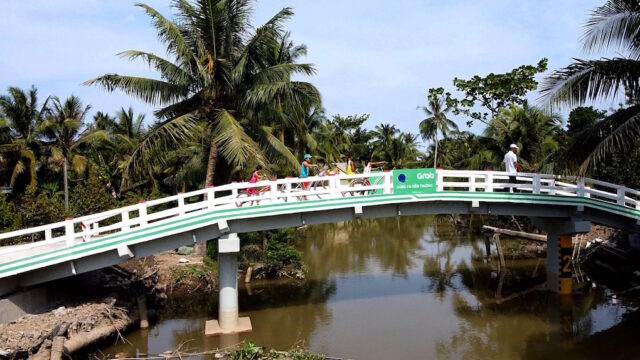 Cây cầu thứ hai trong dự án “Xây cầu đến lớp” của Grab vừa được khánh thành Cây cầu thứ hai trong dự án “Xây cầu đến lớp” của Grab vừa được khánh thành