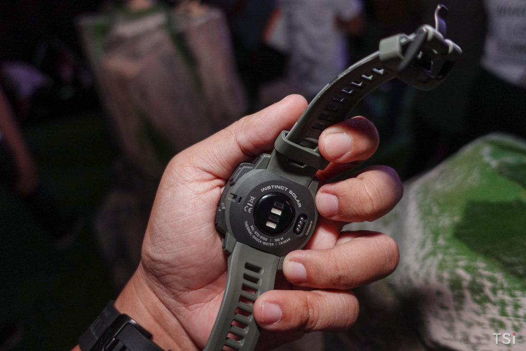 Garmin ra mắt 4 đồng hồ thể thao dùng sạc năng lượng mặt trời