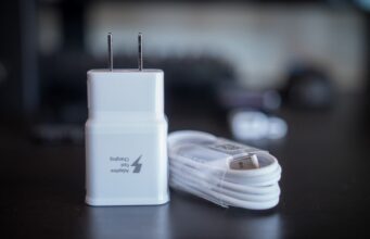 Theo chân Apple, Samsung xem xét loại bỏ cốc sạc đi kèm theo smartphone