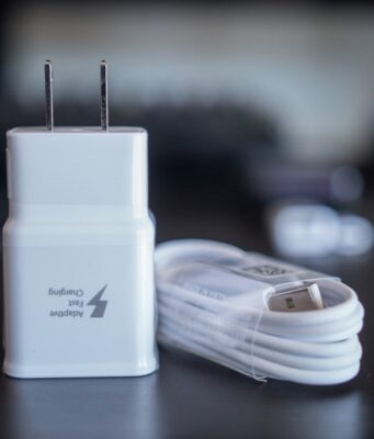 Theo chân Apple, Samsung xem xét loại bỏ cốc sạc đi kèm theo smartphone