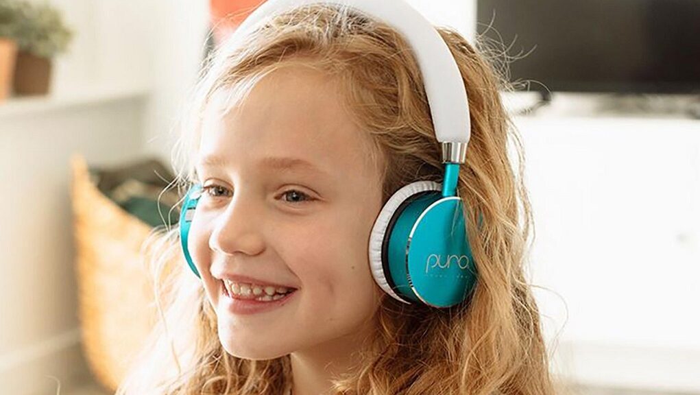 Đề phòng suy giảm thính lực khi cho trẻ đeo tai nghe thời gian dài