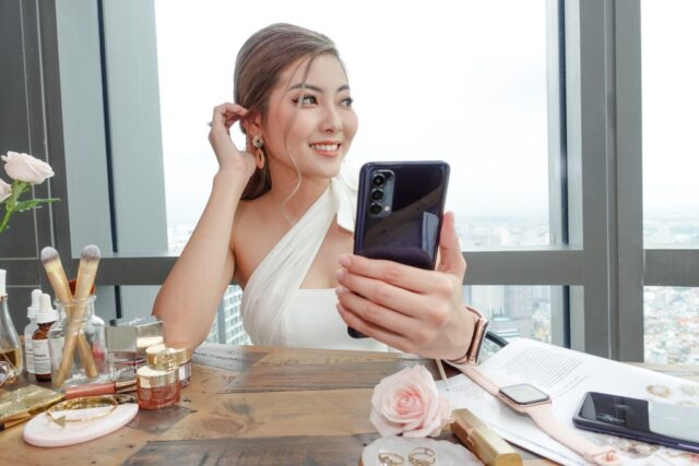 Mở hộp OPPO Reno4: smartphone có camera đục lỗ bé nhất Mở hộp OPPO Reno4: smartphone có camera đục lỗ bé nhất