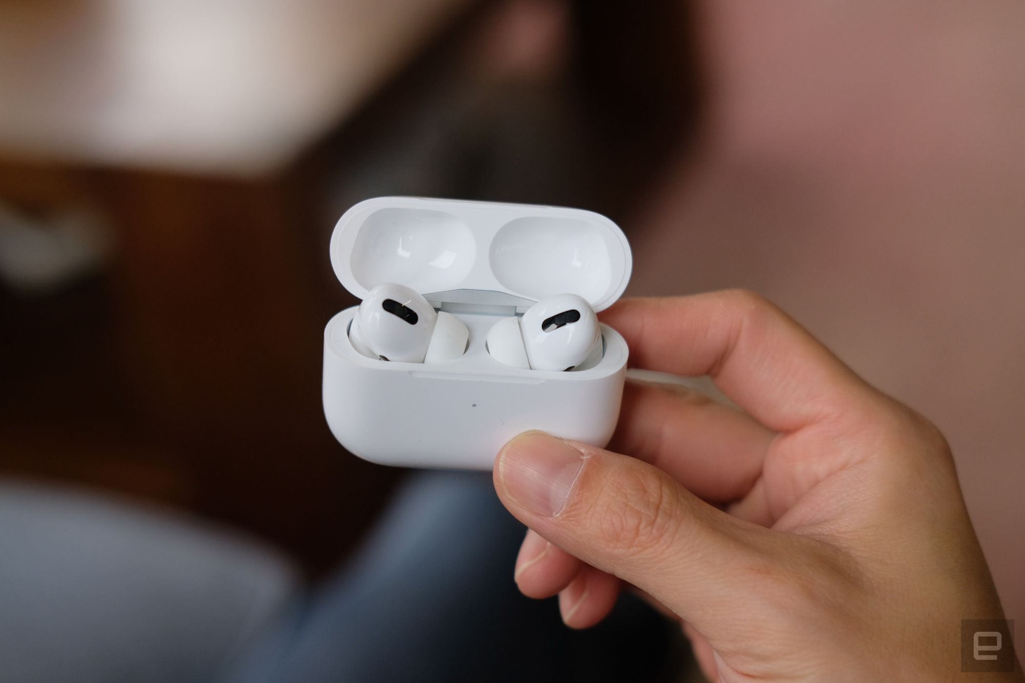 Поместите оба airpods в уши