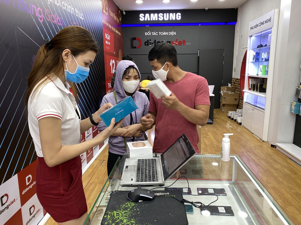 Di Động Việt mở bán OPPO Reno 4 và 4 Pro, giao gần 100 máy cho khách đặt trước