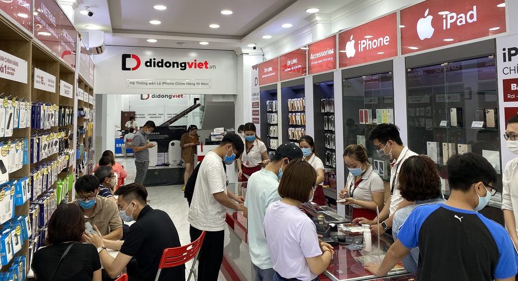 Di Động Việt mở bán OPPO Reno 4 và 4 Pro, giao gần 100 máy cho khách đặt trước