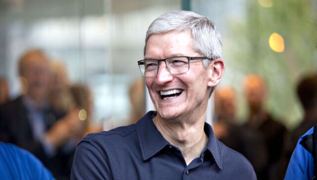 Tim Cook gia nhập danh sách tỷ phú, nhưng không phải là sáng lập tập đoàn