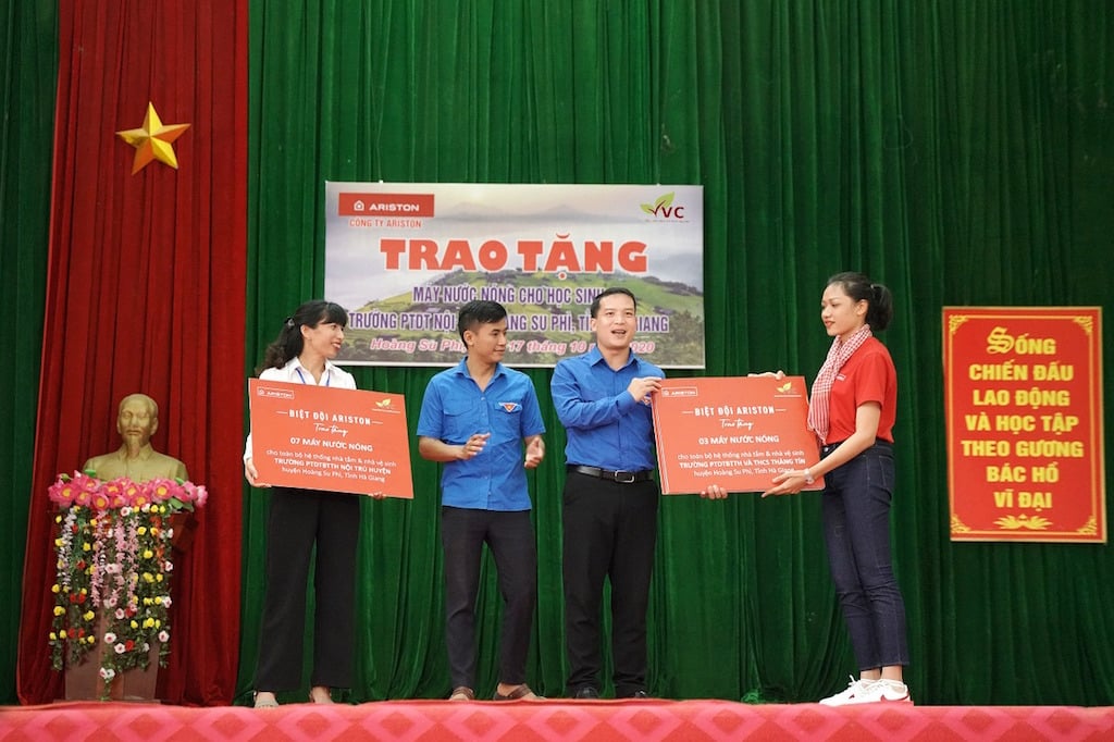Biệt đội Ariston mang 30 máy nước nóng trao tặng 1000 học sinh huyện Hoàng Su Phì