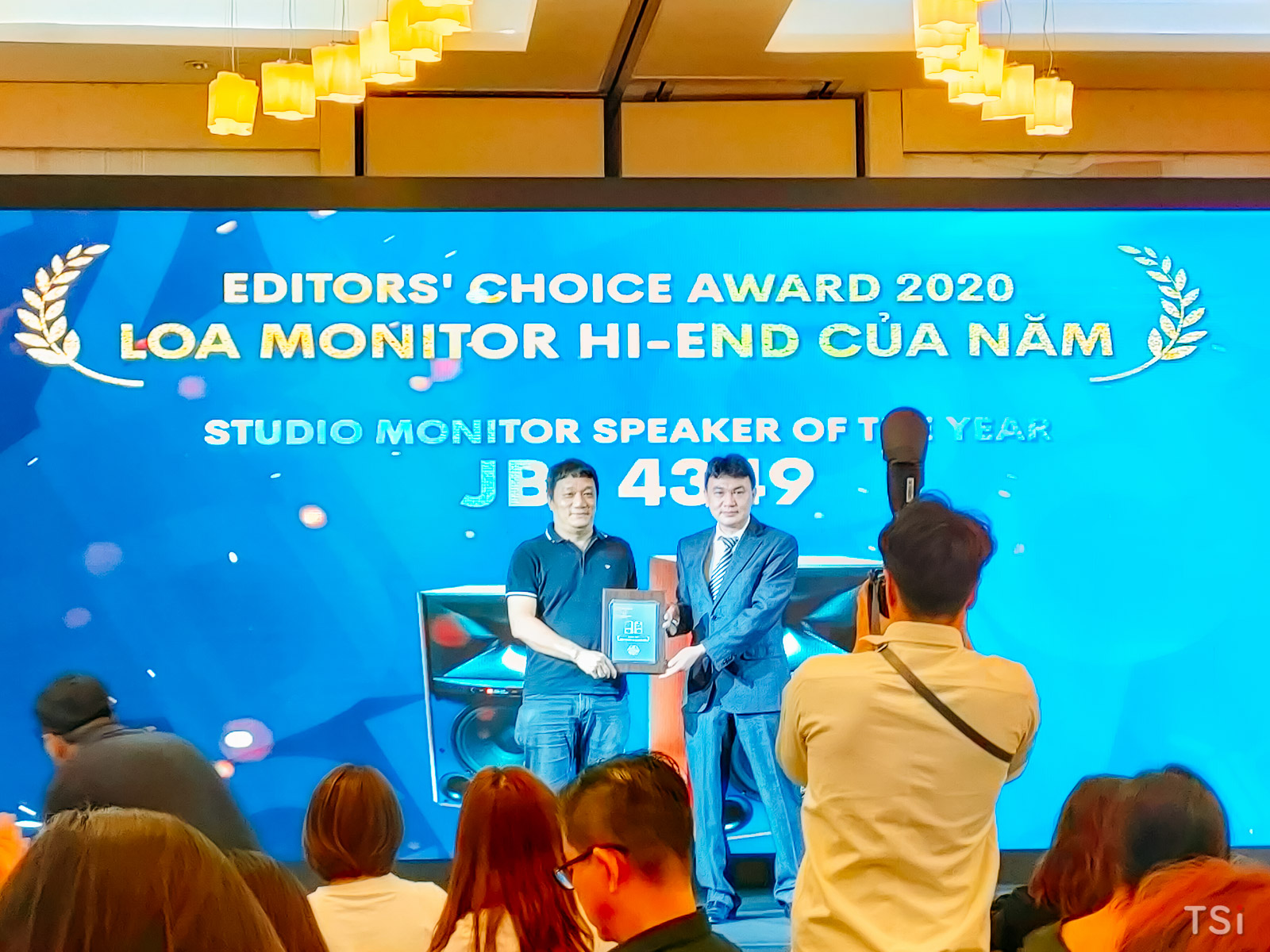 Tạp chí Nghe Nhìn trao giải Editors' Choice Awards 2020 Tạp chí Nghe Nhìn trao giải Editors' Choice Awards 2020