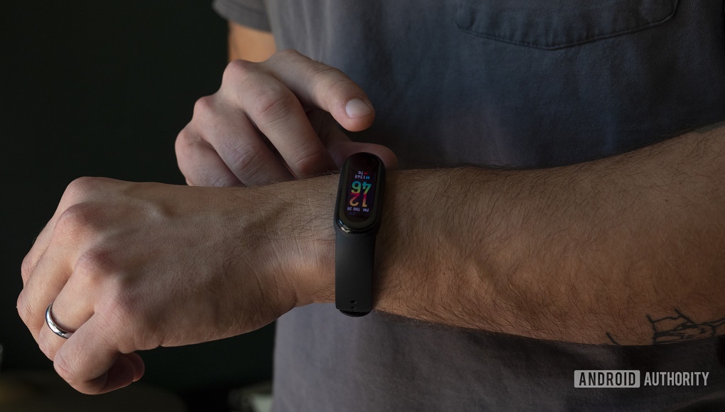 Xiaomi Mi Band 5 bỗng dưng phát nổ khi đang sạc