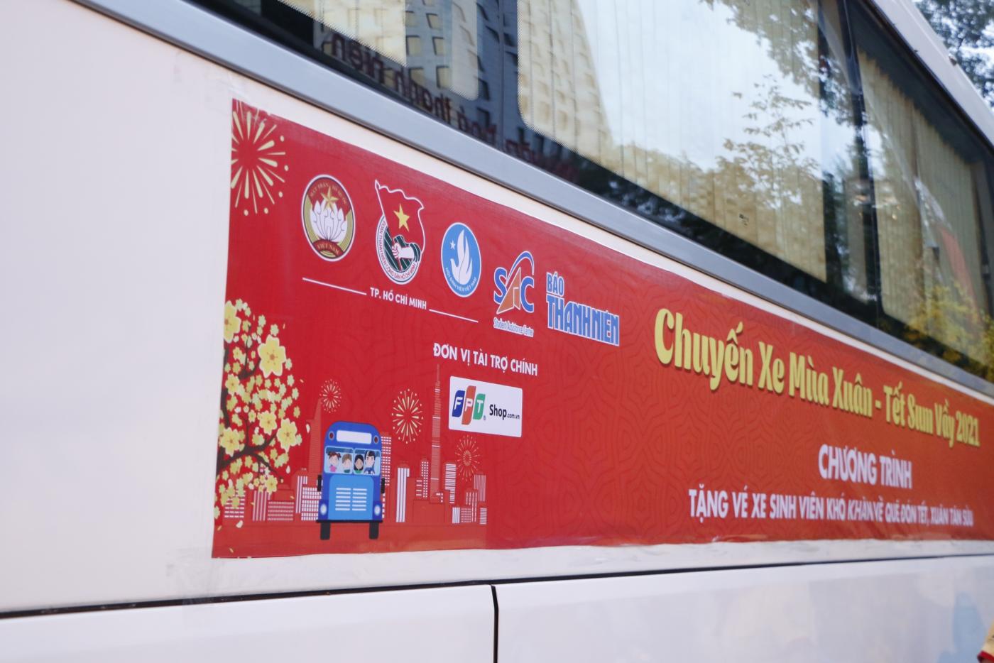 FPT Shop giúp hơn 2.000 sinh viên hoàn cảnh khó khăn về quê đón Tết