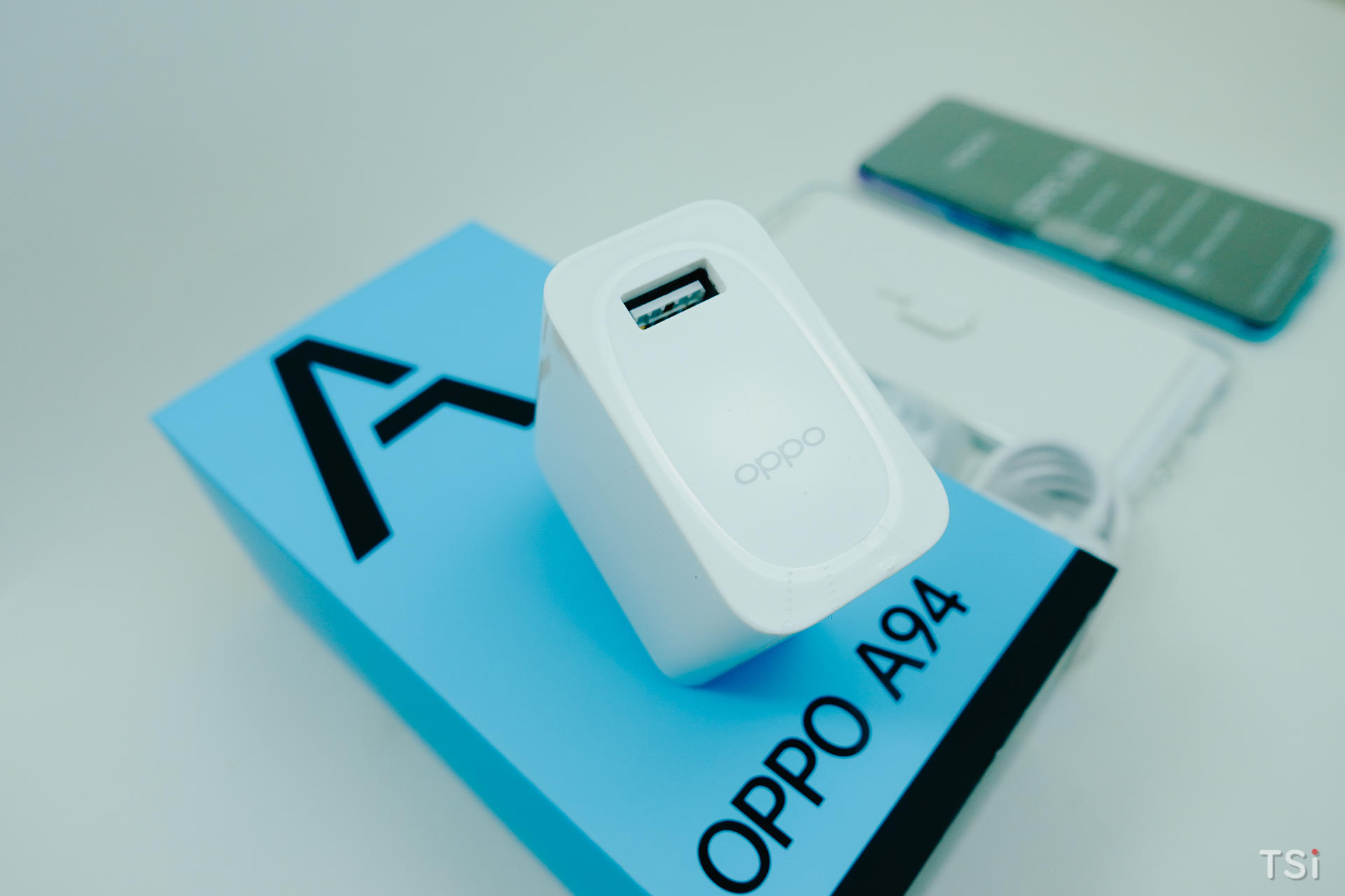 Mở hộp OPPO A94: mặt lưng màu tím huyền ảo, long lanh