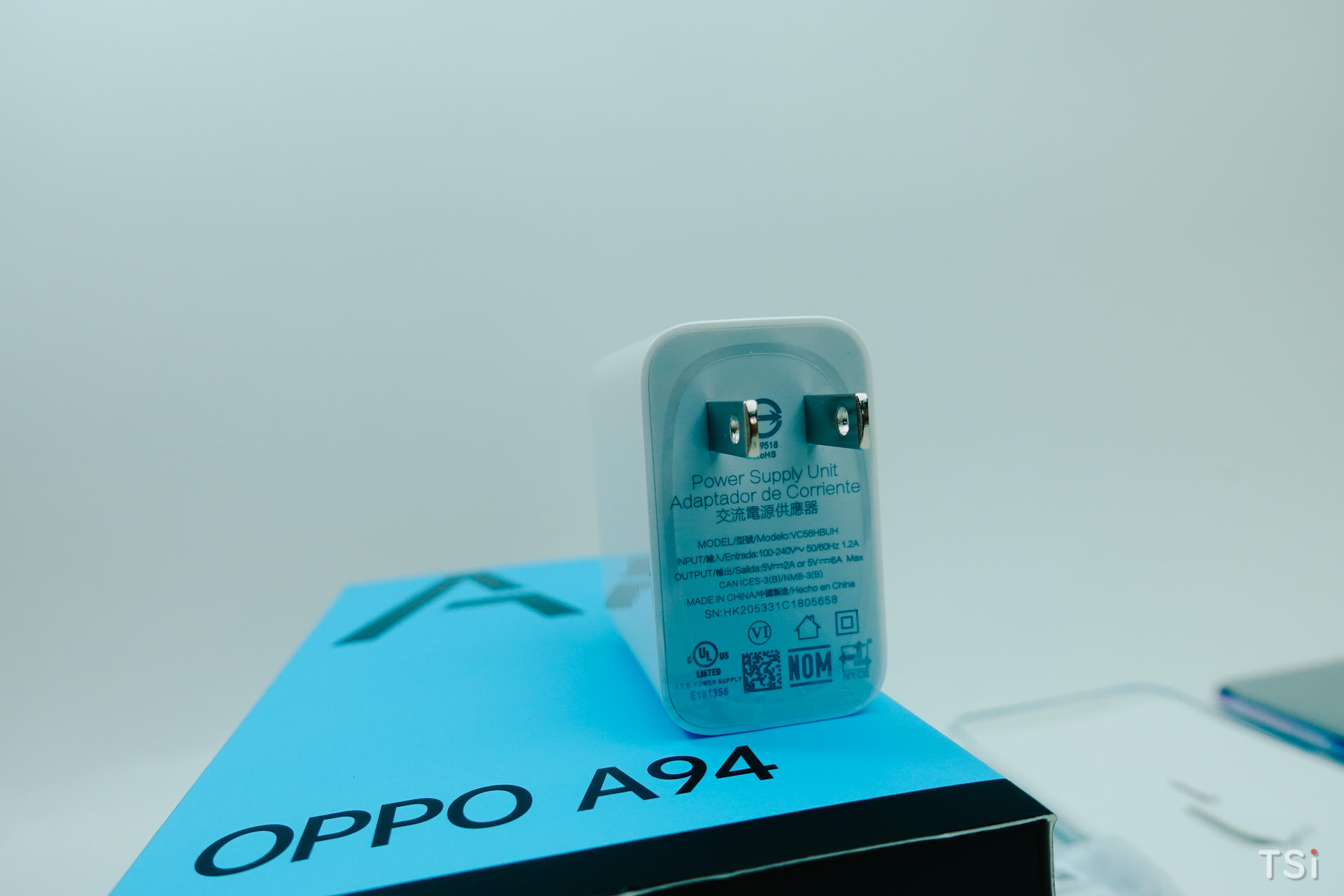 Mở hộp OPPO A94: mặt lưng màu tím huyền ảo, long lanh