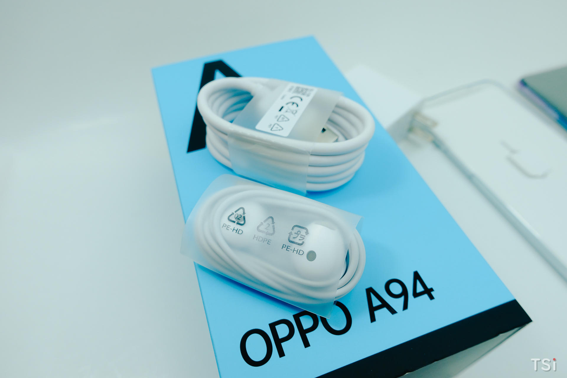 Mở hộp OPPO A94: mặt lưng màu tím huyền ảo, long lanh