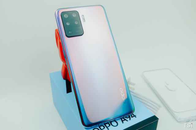 Mở hộp OPPO A94: mặt lưng màu tím huyền ảo, long lanh Mở hộp OPPO A94: mặt lưng màu tím huyền ảo, long lanh