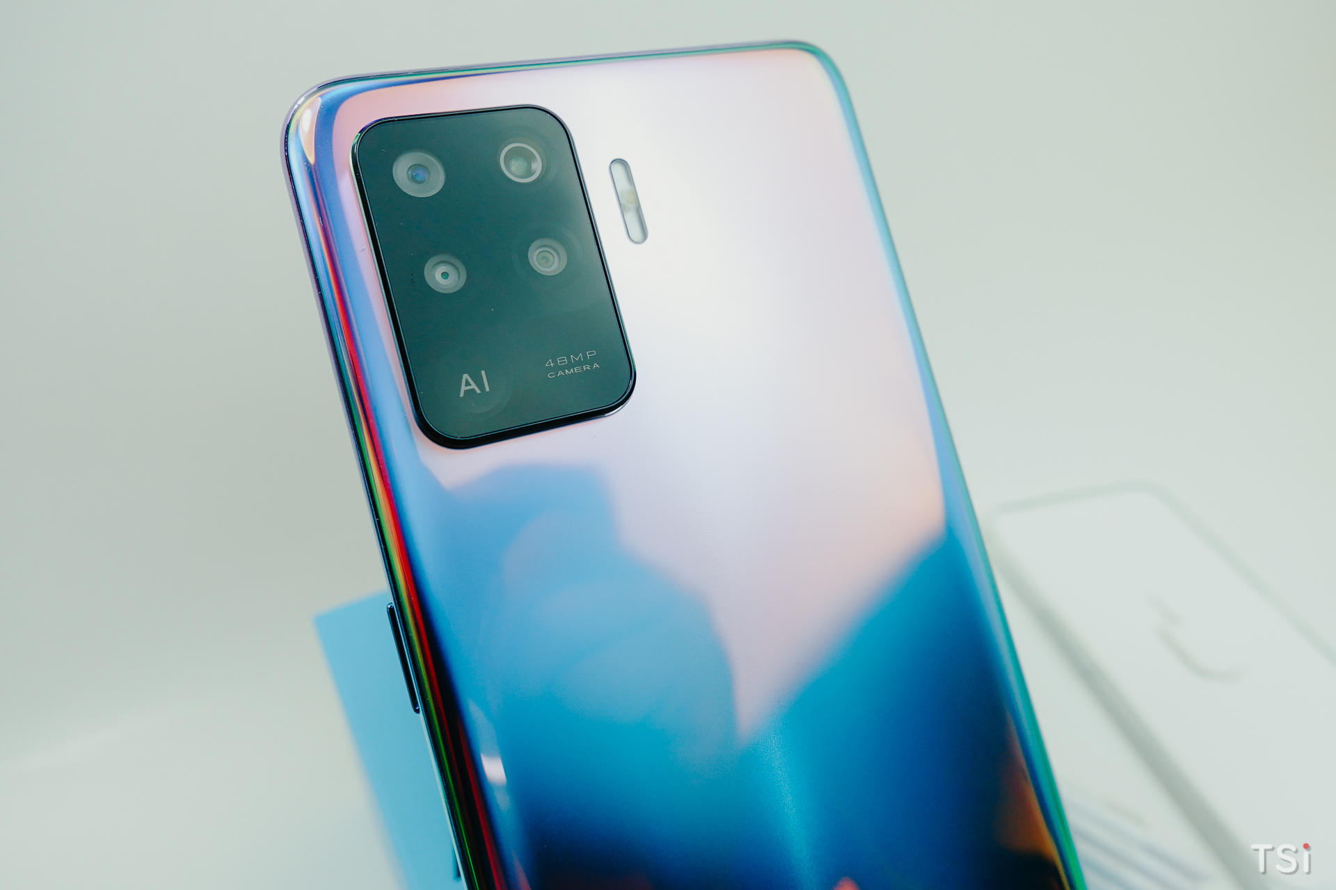 Mở hộp OPPO A94: mặt lưng màu tím huyền ảo, long lanh