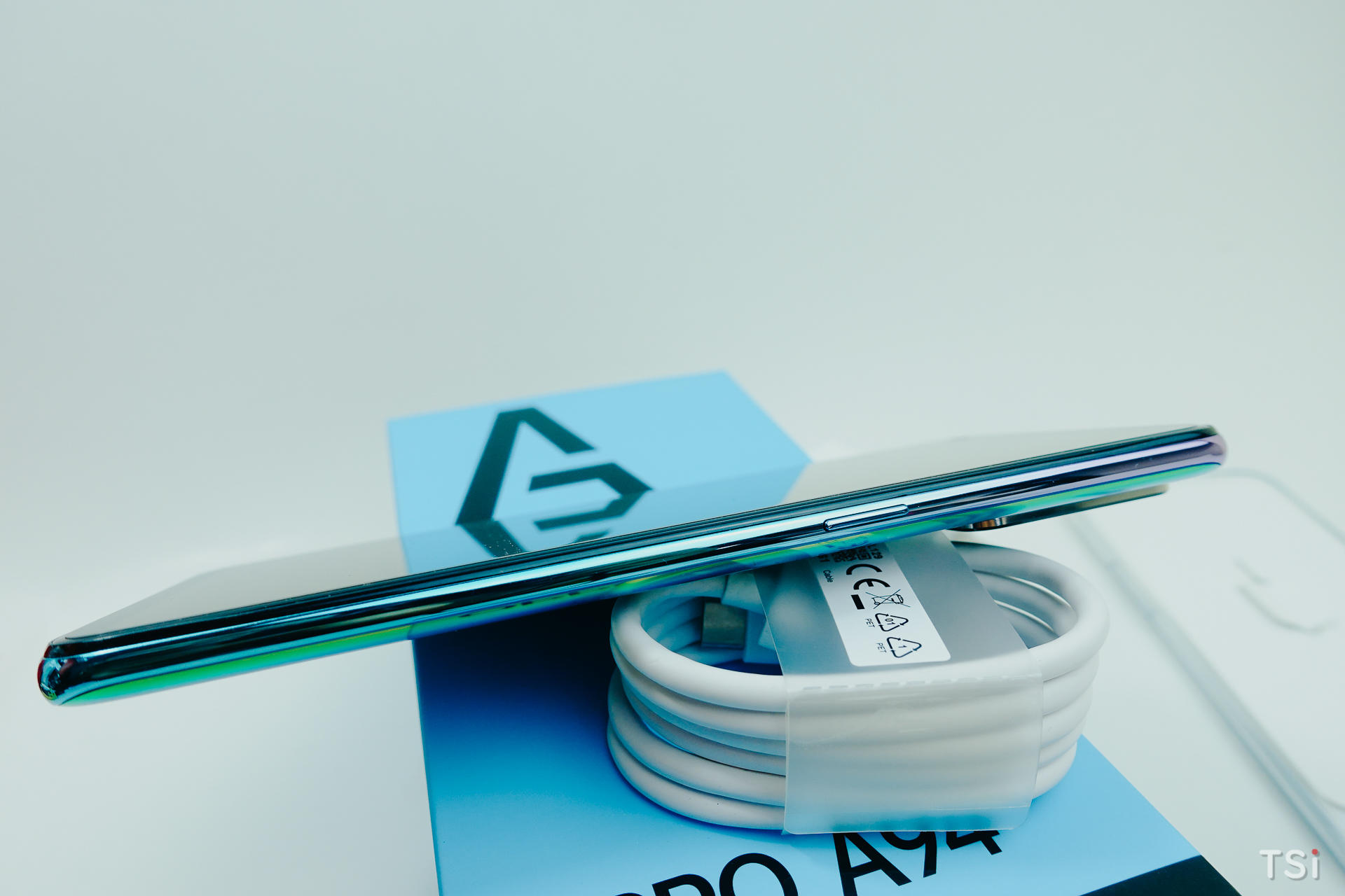 Mở hộp OPPO A94: mặt lưng màu tím huyền ảo, long lanh