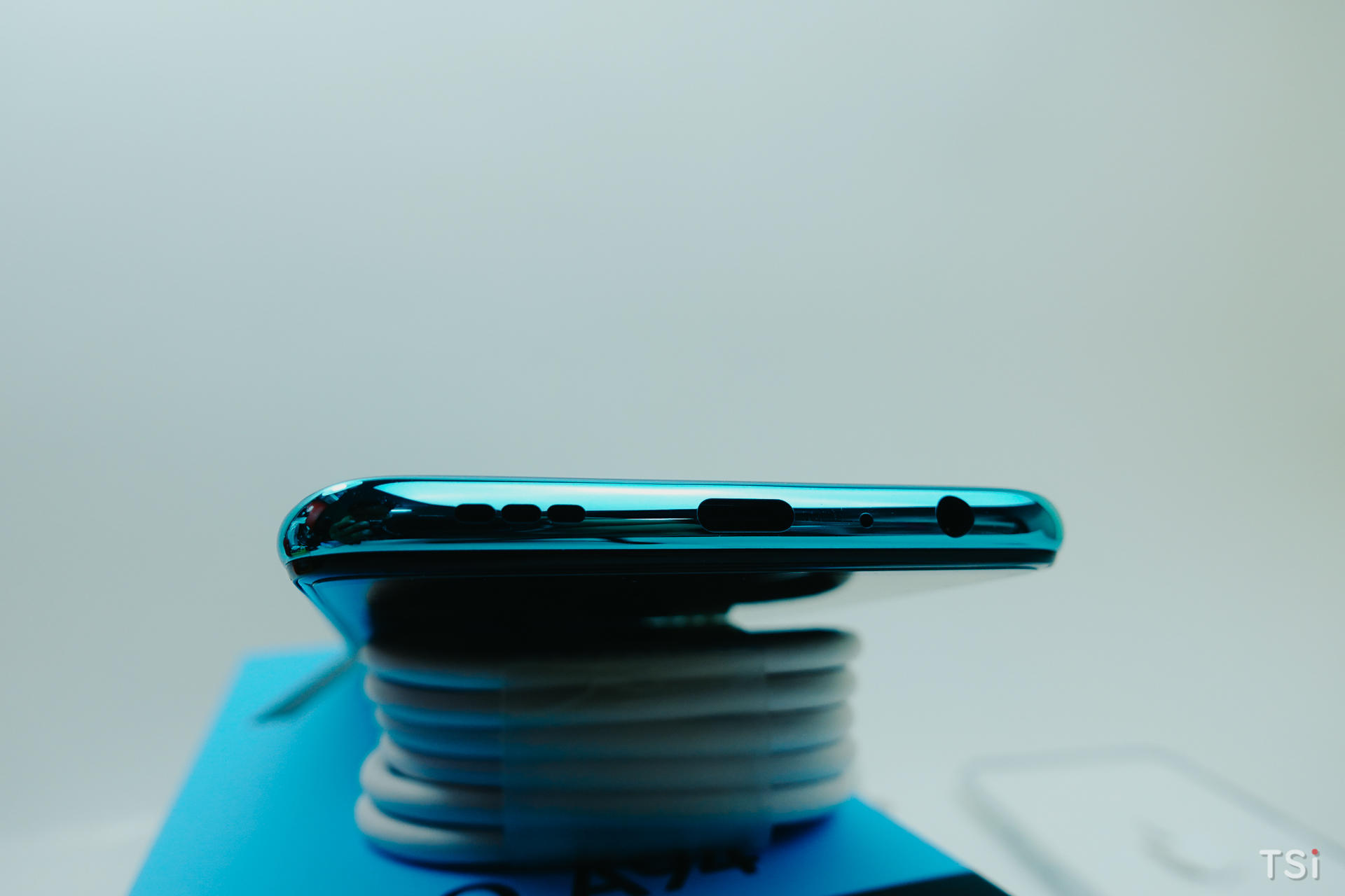 Mở hộp OPPO A94: mặt lưng màu tím huyền ảo, long lanh