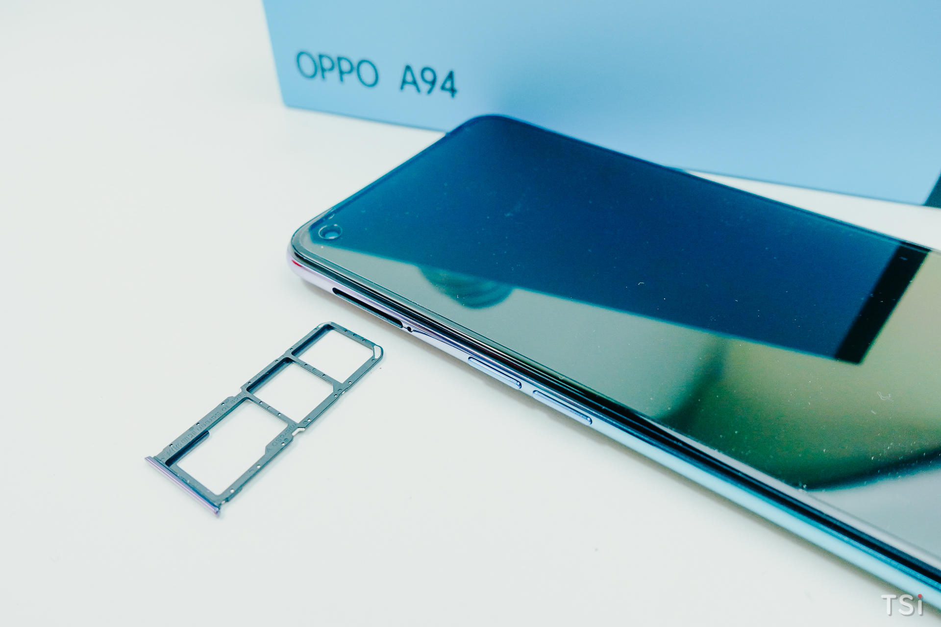 Mở hộp OPPO A94: mặt lưng màu tím huyền ảo, long lanh